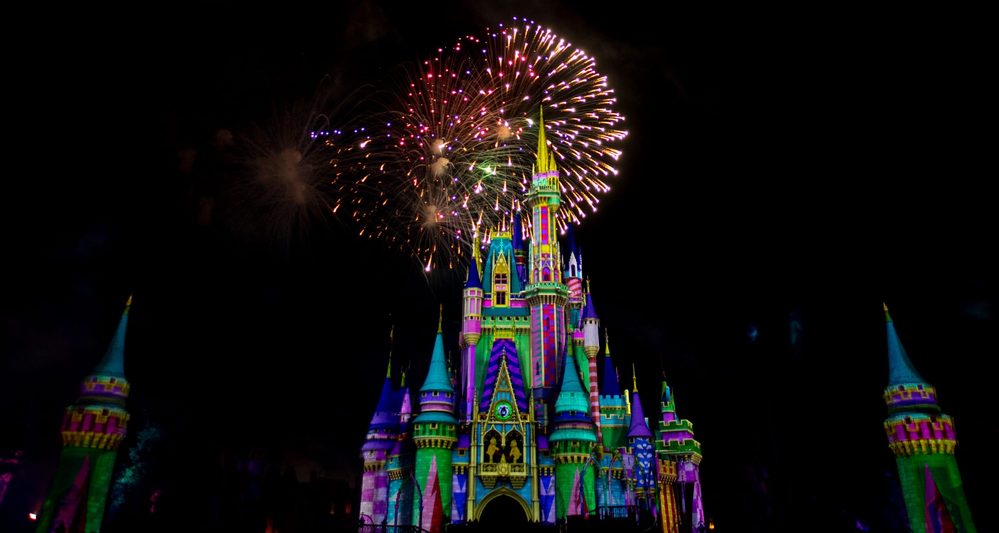FIRST LOOK: Minnie's Wonderful Christmastime Fireworks