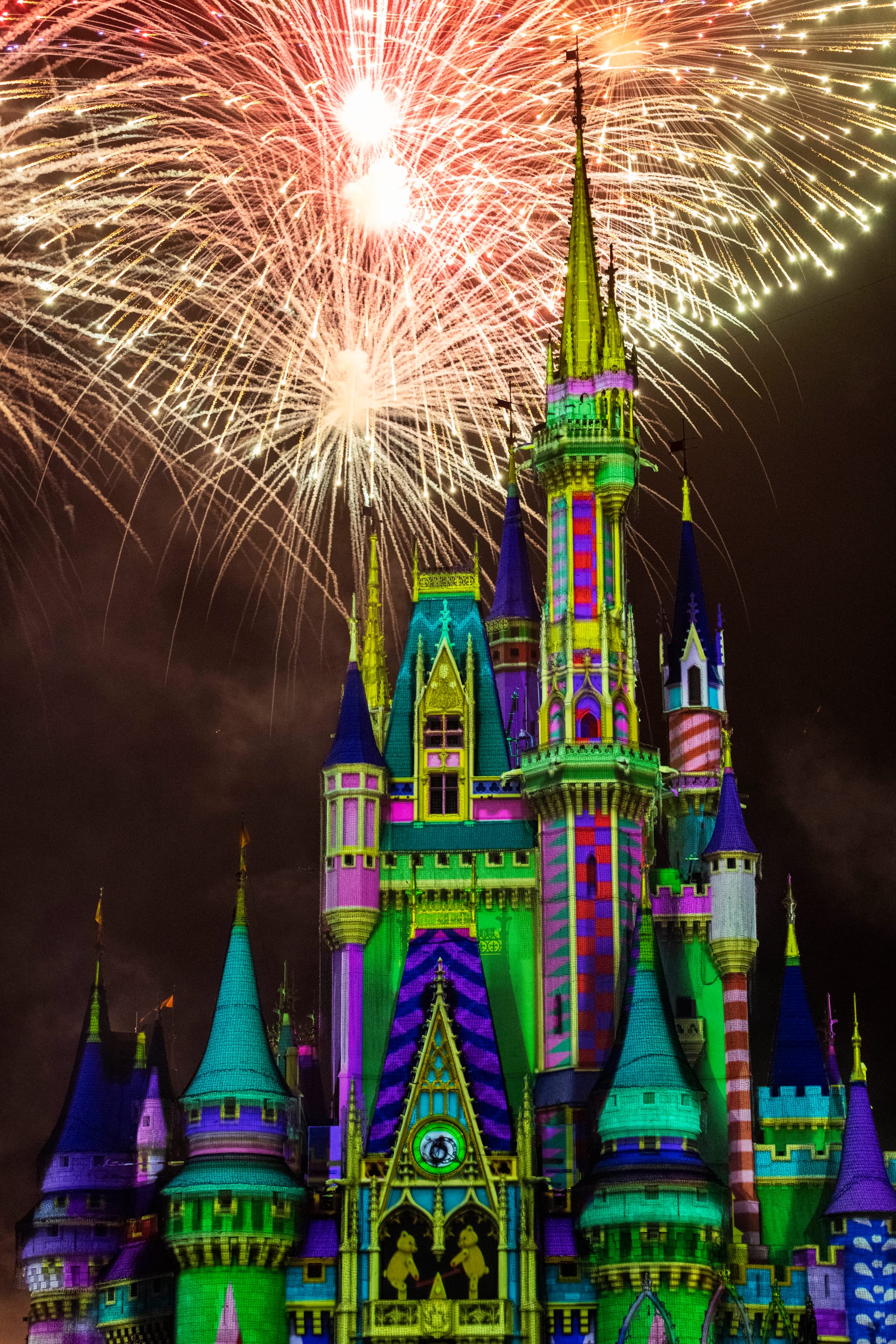 #DisneyParksLIVE: Watch ‘Minnie’s Wonderful Christmastime Fireworks’ Debut Live on Nov. 8