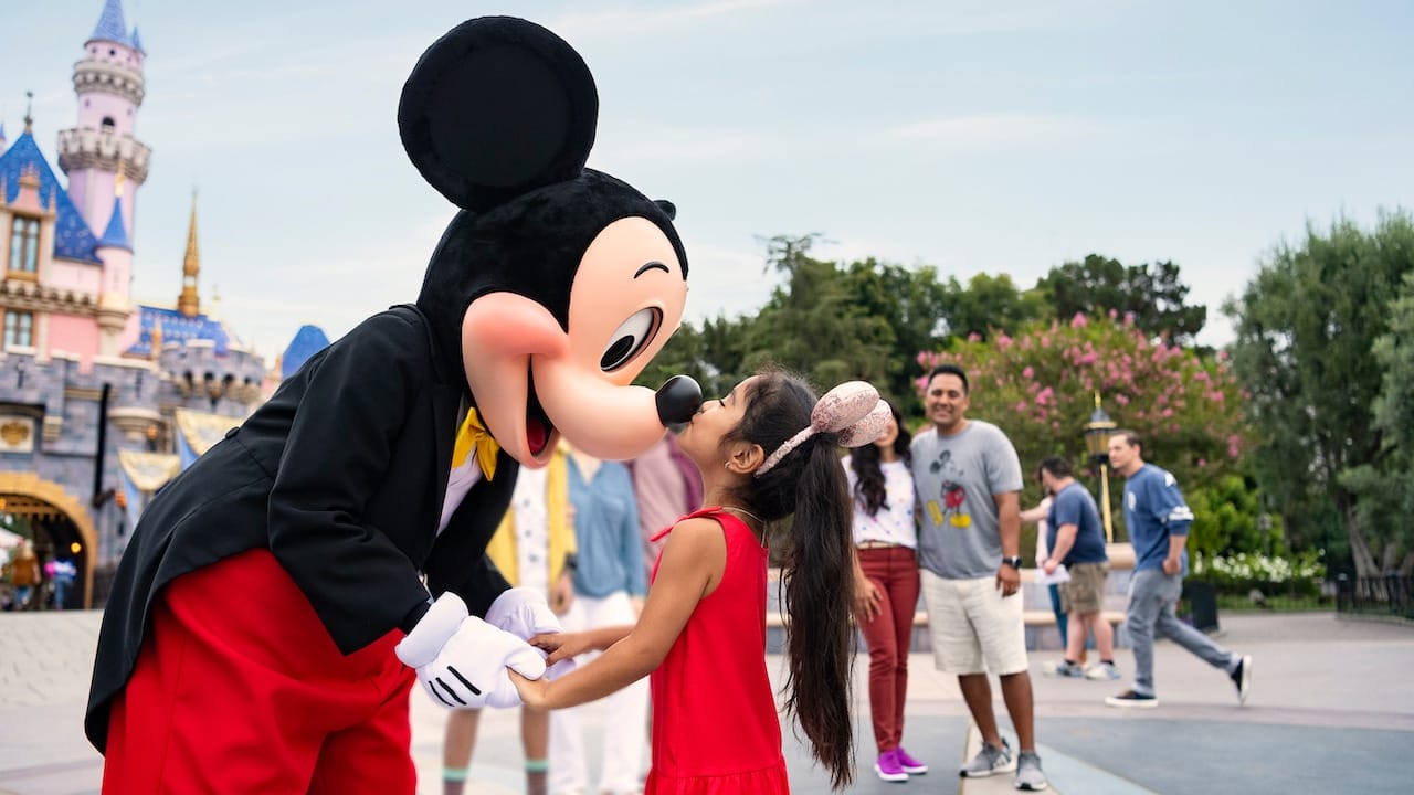 Traditional Character Meet and Greets  to Return to Domestic Disney Parks, Resorts, and Cruises April 18